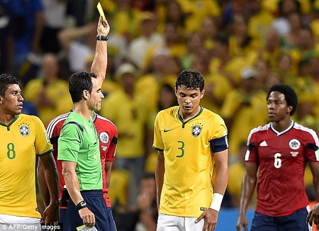 Thiago Silva lãnh thẻ vàng ỏ trận gặp Colombia.